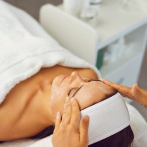 Jakie zabiegi na twarz dla 40-latki